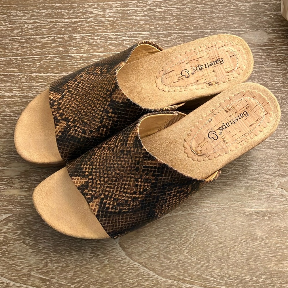 9 1/2 MED BARETRAPS  TAN & BROWN SNAKESKIN LOOK TEXTILE & MAN MADE SANDALS